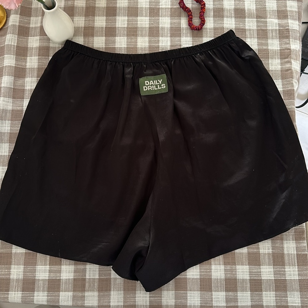 daily drills black satin shorts - Picture 2 of 2